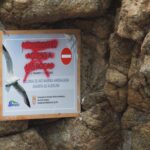 Cartel arrancado y pintado con sprays