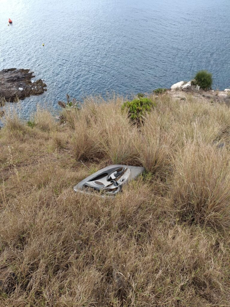 Puerta de coche tirada al acantilado