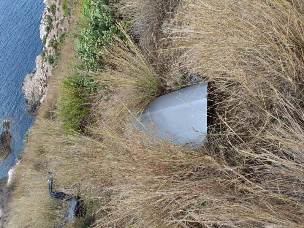 Puerta de coche tirada a los acantilados