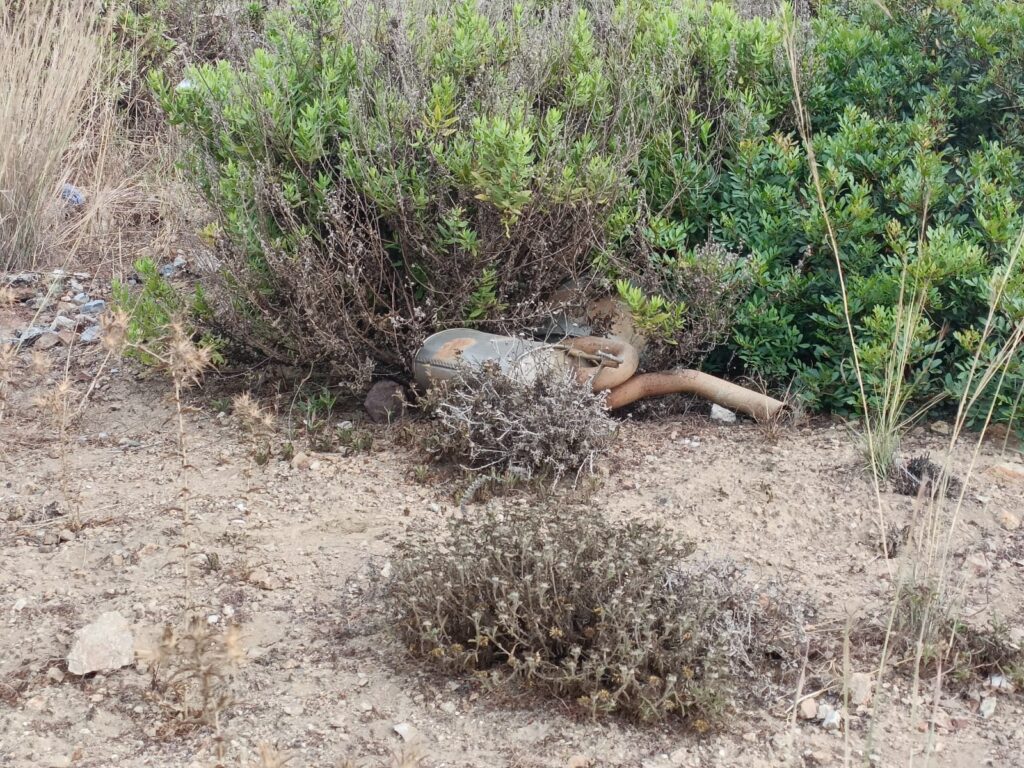 Tubo de escape tirado en los acantilados