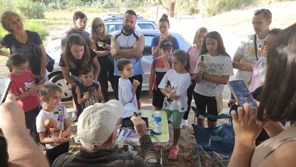Visitantes atentos a las explicaciones de los anilladores. Foto: Antonio J. Cambelo Jiménez
